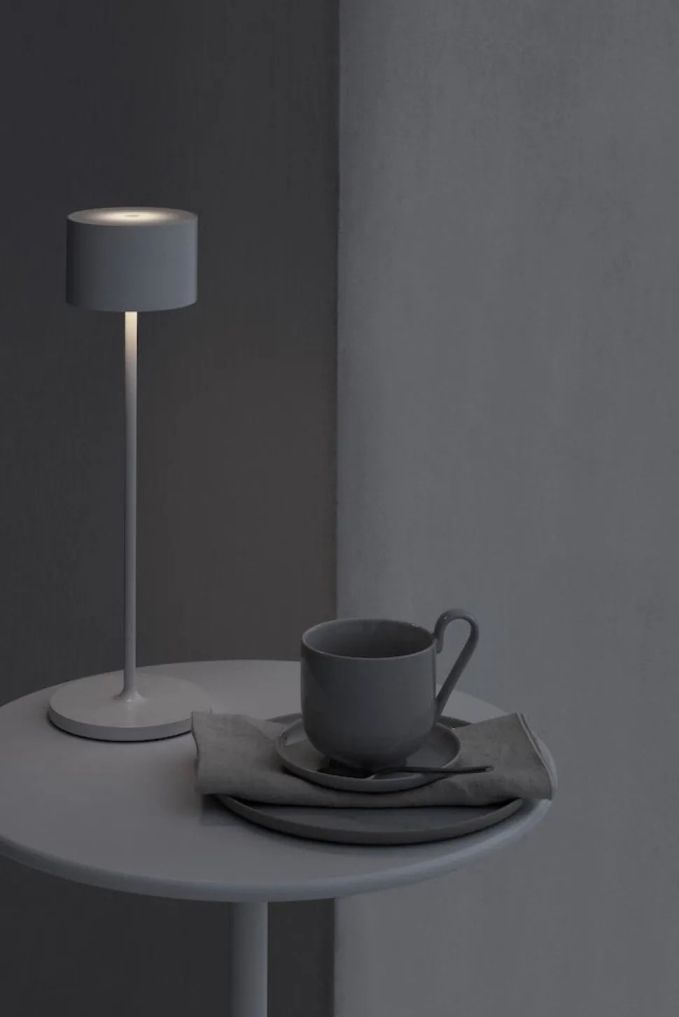 blomus_mobile_ledtischleu_SKUMHisBtQ0ru_1.webp Blomus Mobile LED-Tischleuchte Farol Warm Gray