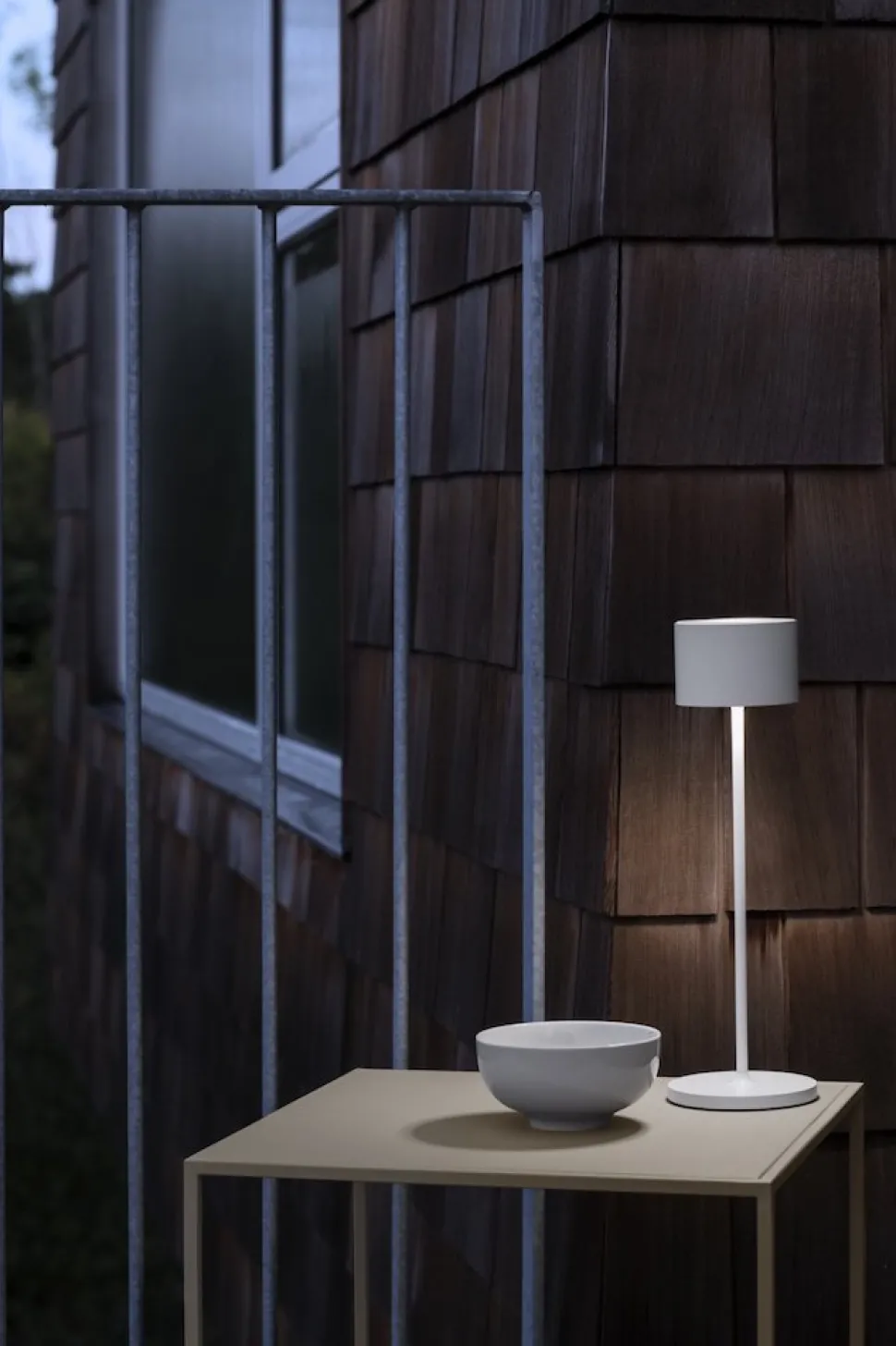 blomus_mobile_ledtischleu_SKUrloHs2AGa4_6.webp Blomus Mobile LED-Tischleuchte Farol White