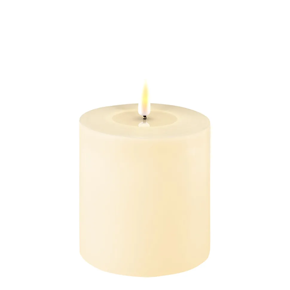 deluxe_led_stumpenkerze_c_SKUpsgOwFpCMO_0.webp DELUXE LED Stumpenkerze Cremefarben 10 x 10 cm