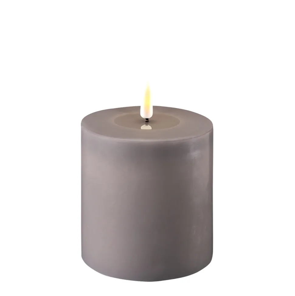 deluxe_led_stumpenkerze_g_SKUgyq4b0PJgo_0.webp DELUXE LED Stumpenkerze Grau 10 x 10 cm