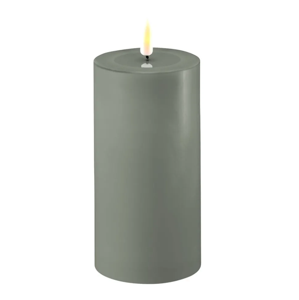 deluxe_led_stumpenkerze_s_SKU2zJBCSFbYj_0.webp DELUXE LED Stumpenkerze Salbei Grün 7,5 x 15 cm