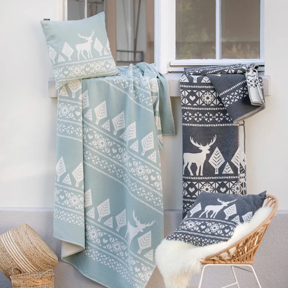 nordic_baumwolldecke_hirs_SKUXU7UjGvKVf_1.webp Nordic Baumwolldecke Hirsch Finn salbeigrün