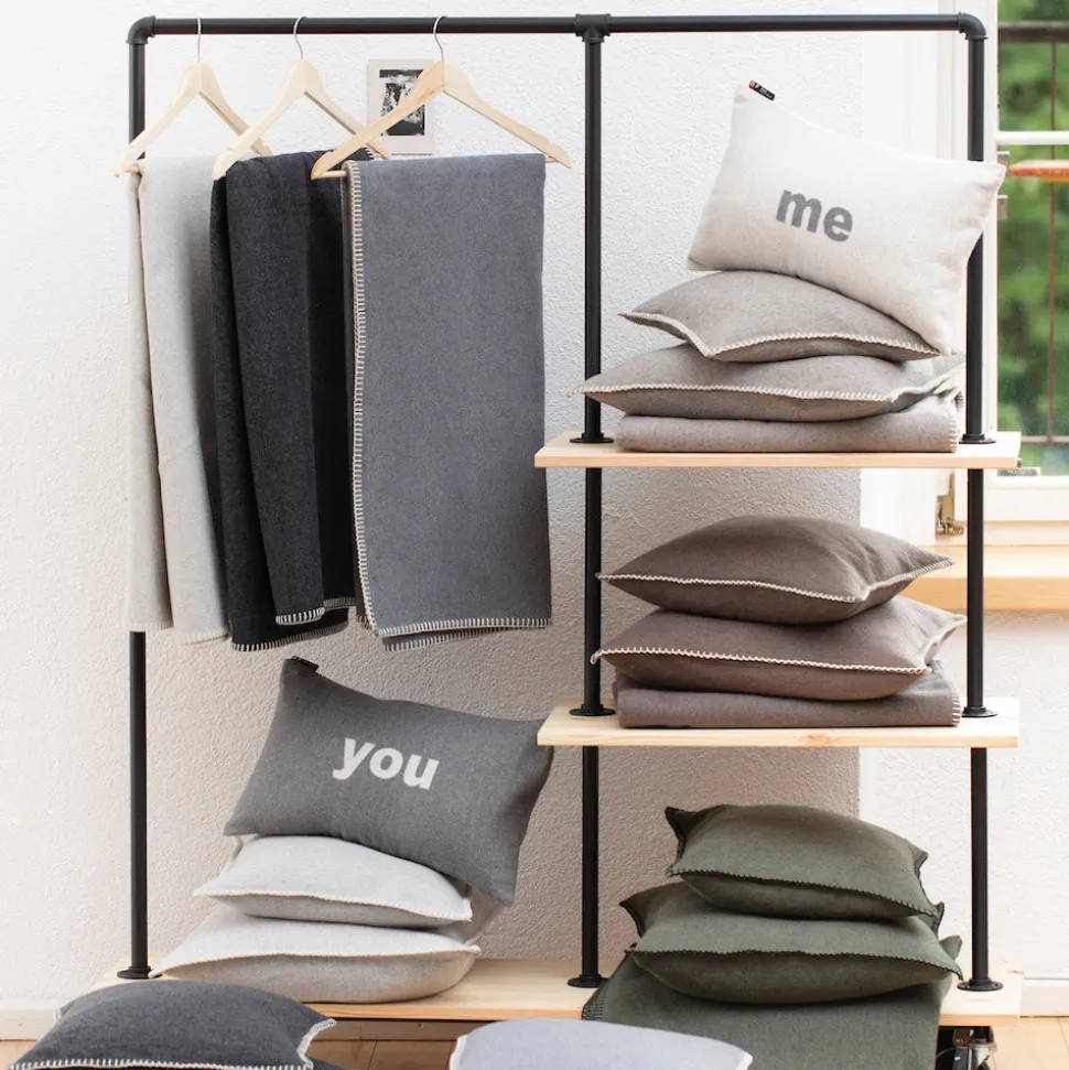 nordic_baumwolldecke_oliv_SKUMZTbHgtZ2m_2.webp Nordic Baumwolldecke Olivgrün