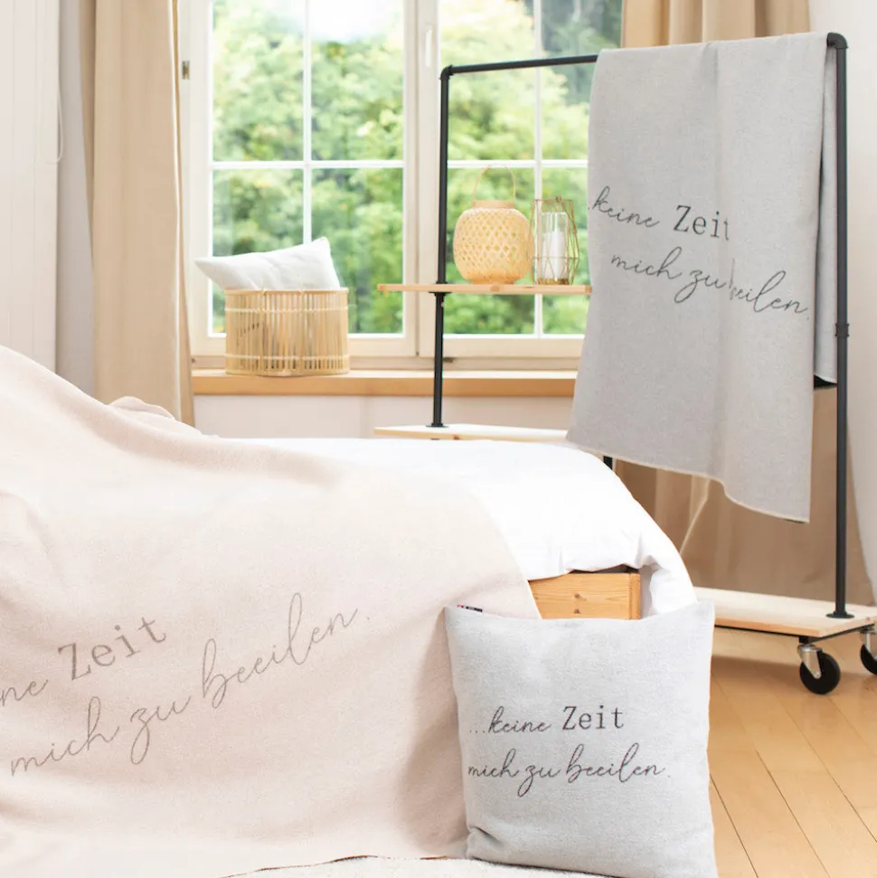 nordic_kissenhlle_keine_z_SKUWXLBgka0Vo_1.webp Nordic Kissenhülle Keine Zeit mich zu beeilen Grau 50 x 50 cm