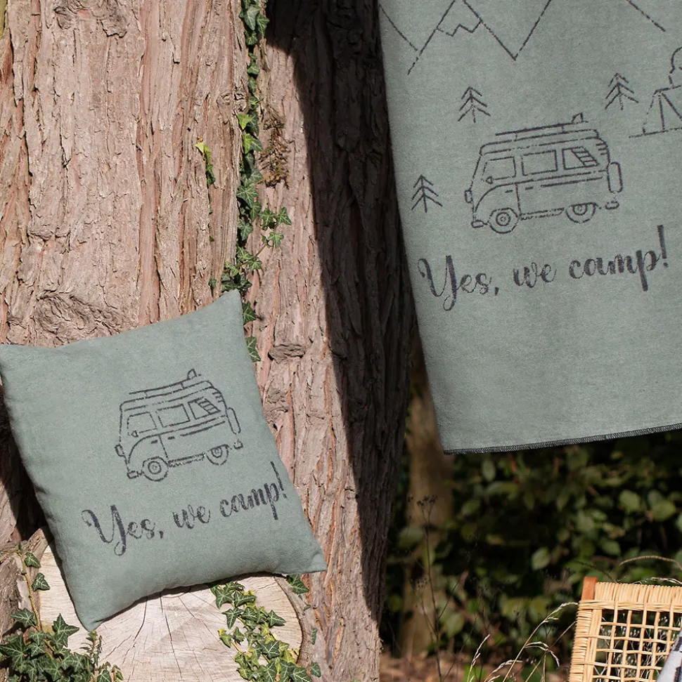 nordic_kissenhlle_yes_we__SKUc6lMjXO5OJ_2.webp Nordic Kissenhülle Yes we camp dunkelgrün 50 x 50 cm