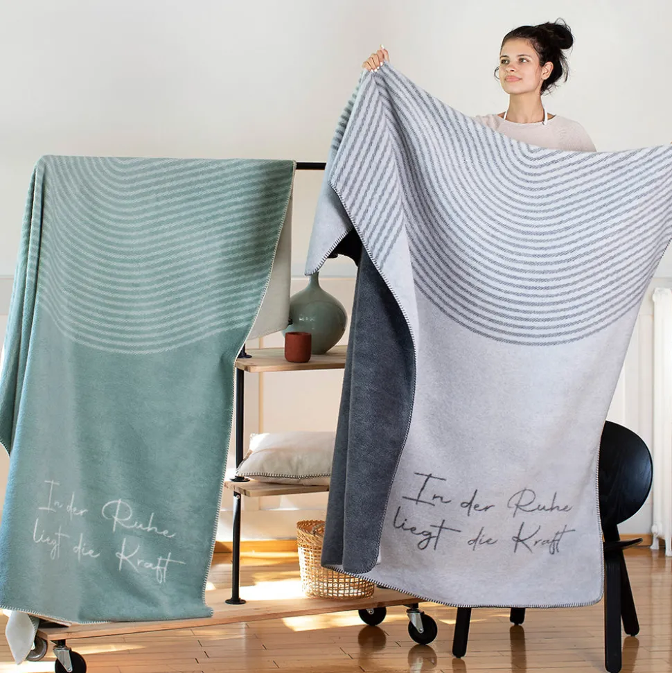 nordic_wohndecke_in_der_r_SKU2EbuWiiyf0_1.webp Nordic Wohndecke In der Ruhe liegt die Kraft beige