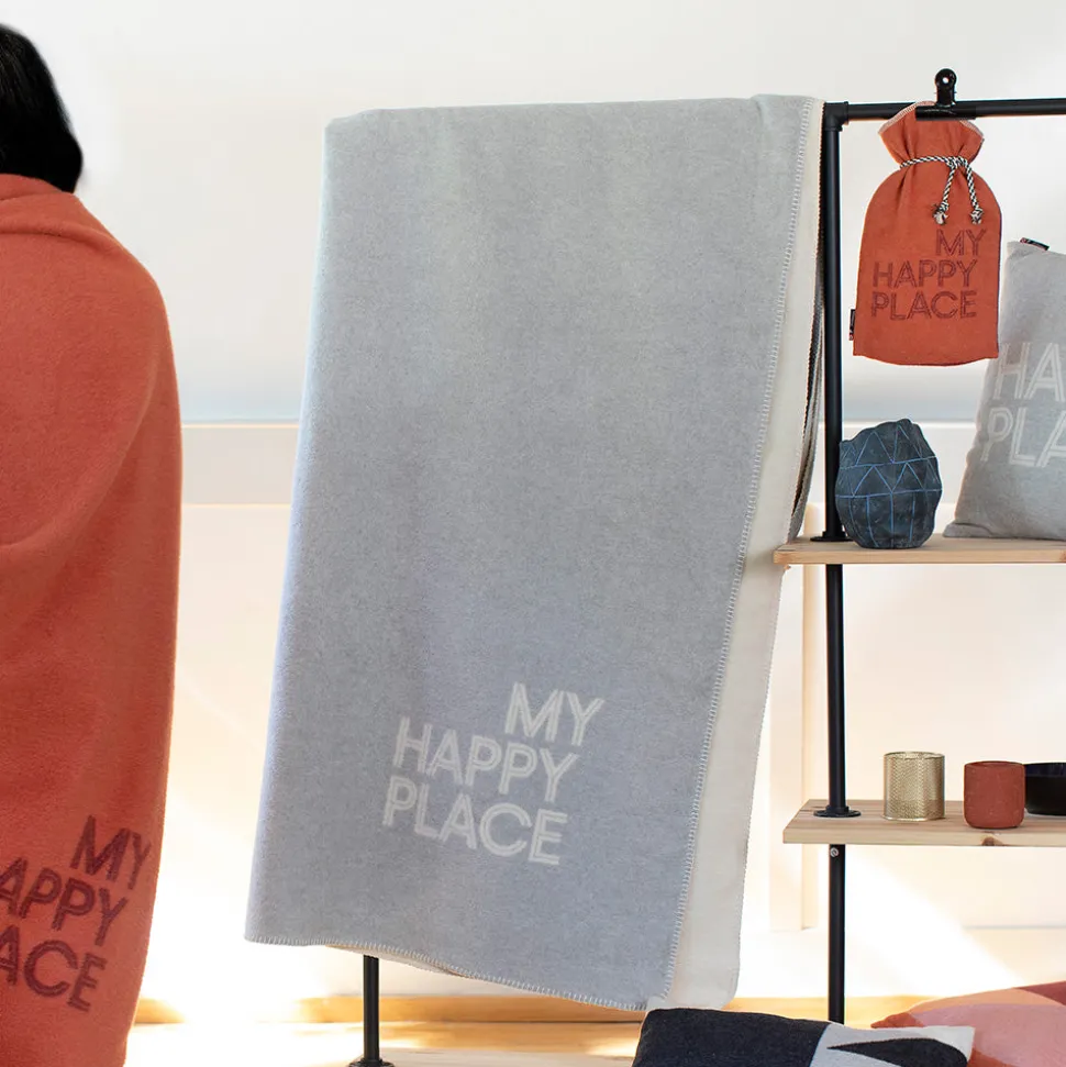nordic_wohndecke_my_happy_SKUutYS7XLO0X_1.webp Nordic Wohndecke My happy Place hellgrau