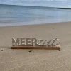 Schriftzug Meerzeit auf Holzfuß