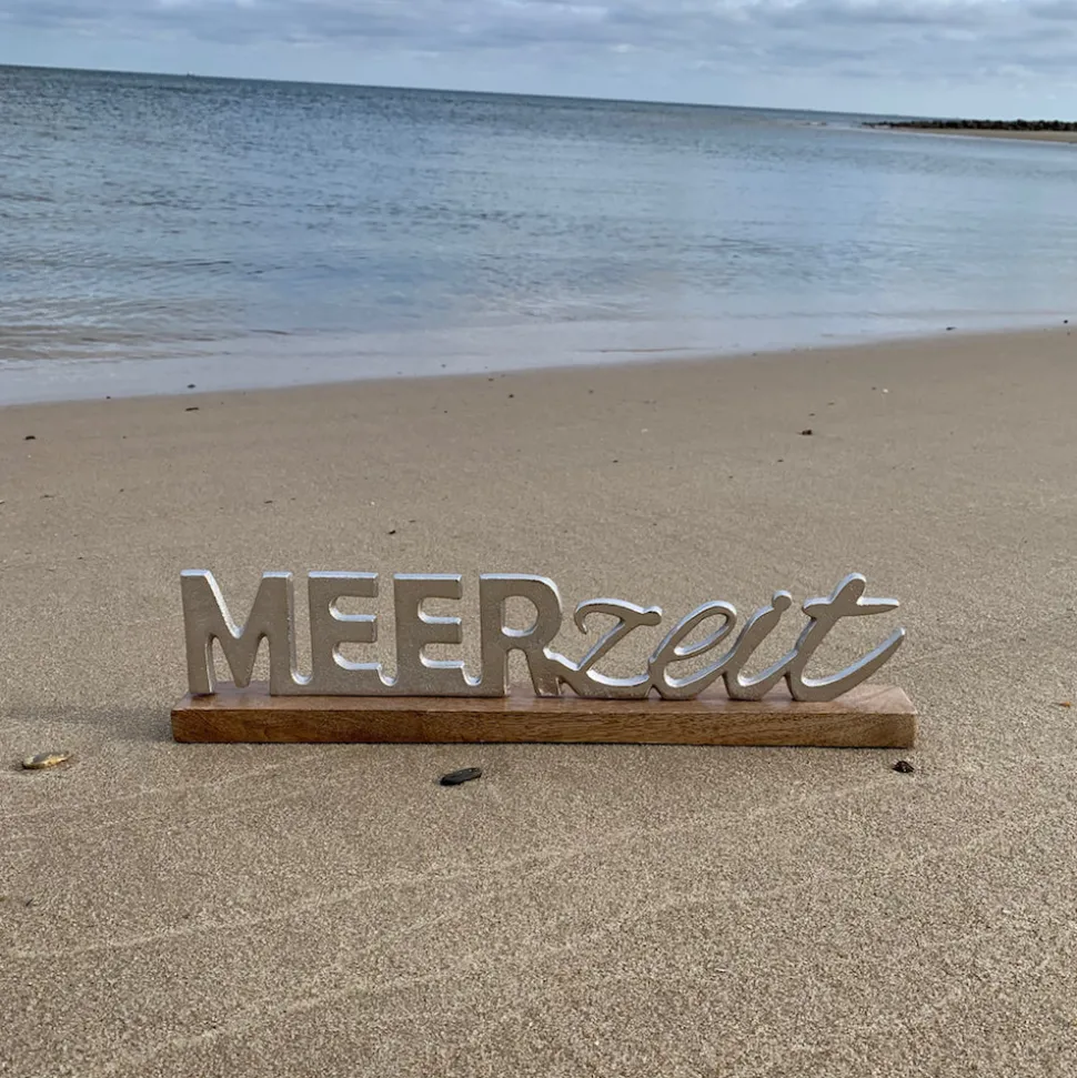 schriftzug_meerzeit_auf_h_SKUtU8G346Tmn_0.webp Schriftzug Meerzeit auf Holzfuß