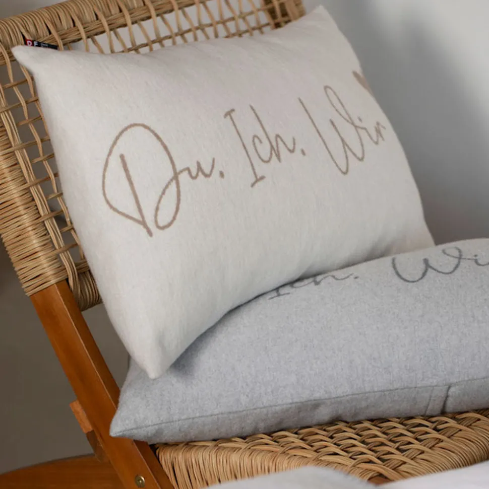 silvretta_graue_kissenhll_SKUJkDGkv9lq6_1.webp SILVRETTA graue Kissenhülle Du. Ich. Wir 40 x 60 cm