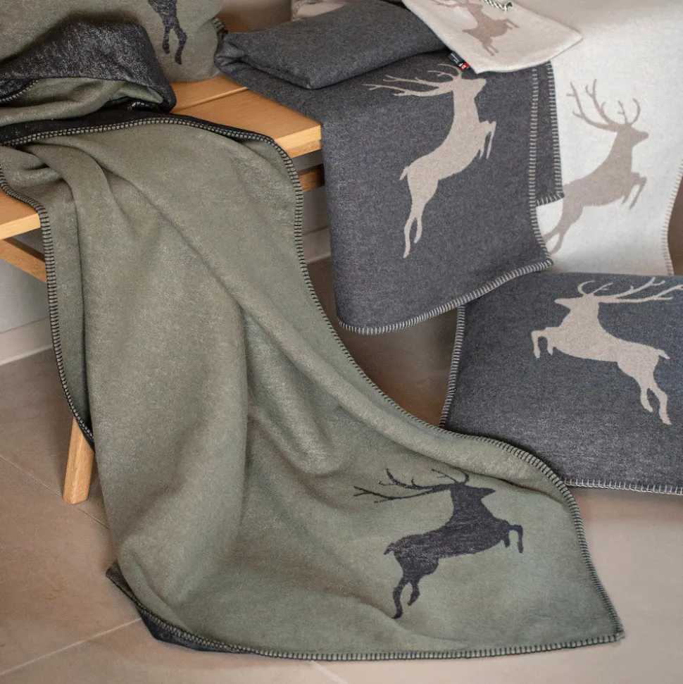 skandi_baumwolldecke_hirs_SKUX6enDG6djN_2.webp Skandi Baumwolldecke Hirsch Hellgrau