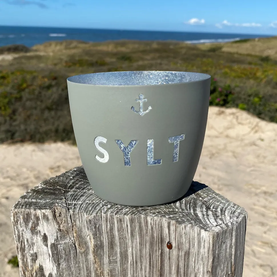 windlicht_im_exklusiven_s_SKUEhfyDtXMJX_0.webp Windlicht im exklusiven Sylt Design Anker Hellgrau Mittel