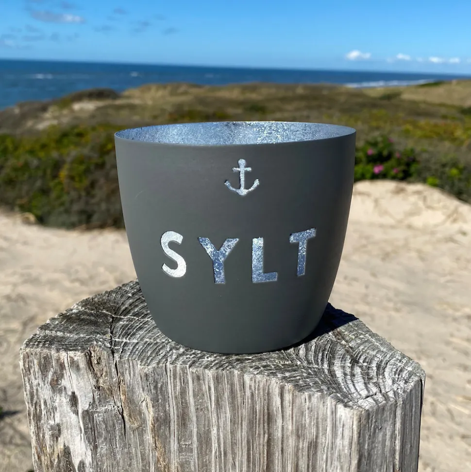 windlicht_im_exklusiven_s_SKULO4hR6FGzw_0.webp Windlicht im exklusiven Sylt Design Anker Dunkelgrau Mittel