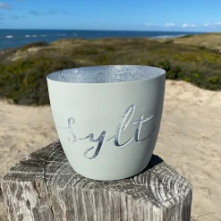 Windlicht im exklusiven Sylt Design Schriftzug Weiß Mittel