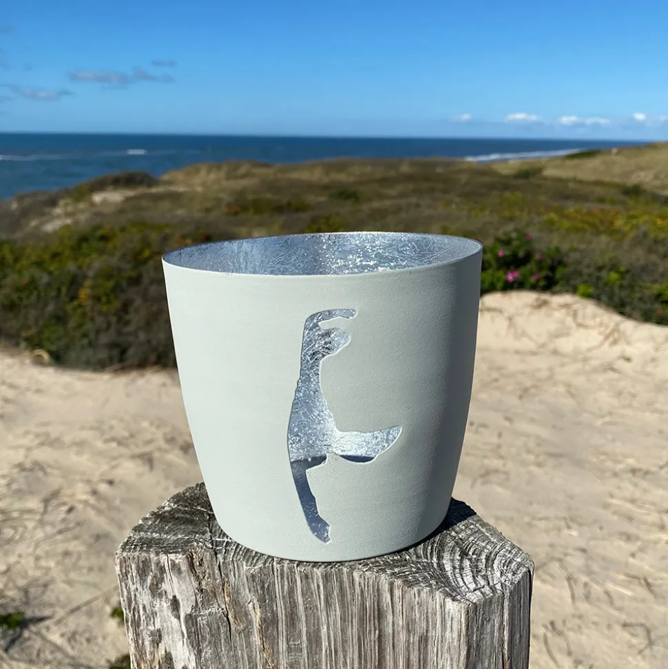 windlicht_im_exklusiven_s_SKUUuuqeKhGbh_0.webp Windlicht im exklusiven Sylt Design Silhouette Weiß Groß