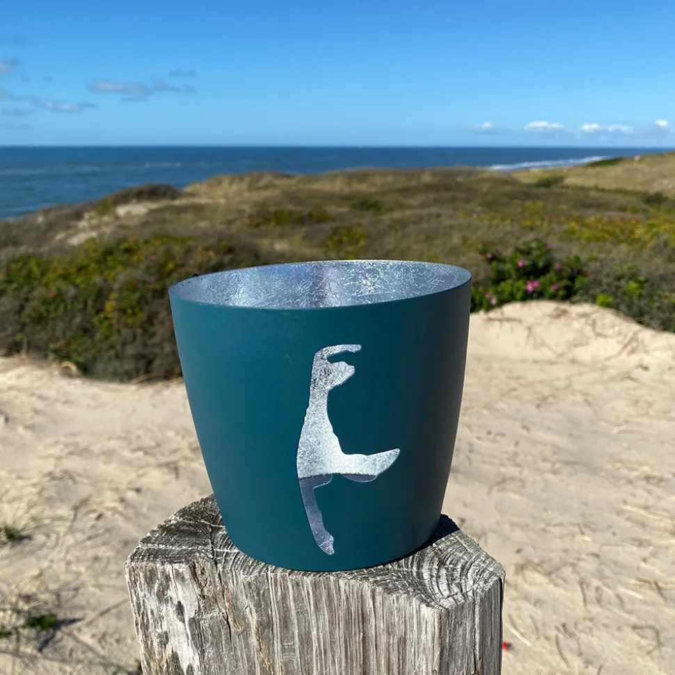 windlicht_im_exklusiven_s_SKUYy7Nv5oWEB_0.webp Windlicht im exklusiven Sylt Design Silhouette Blau Groß
