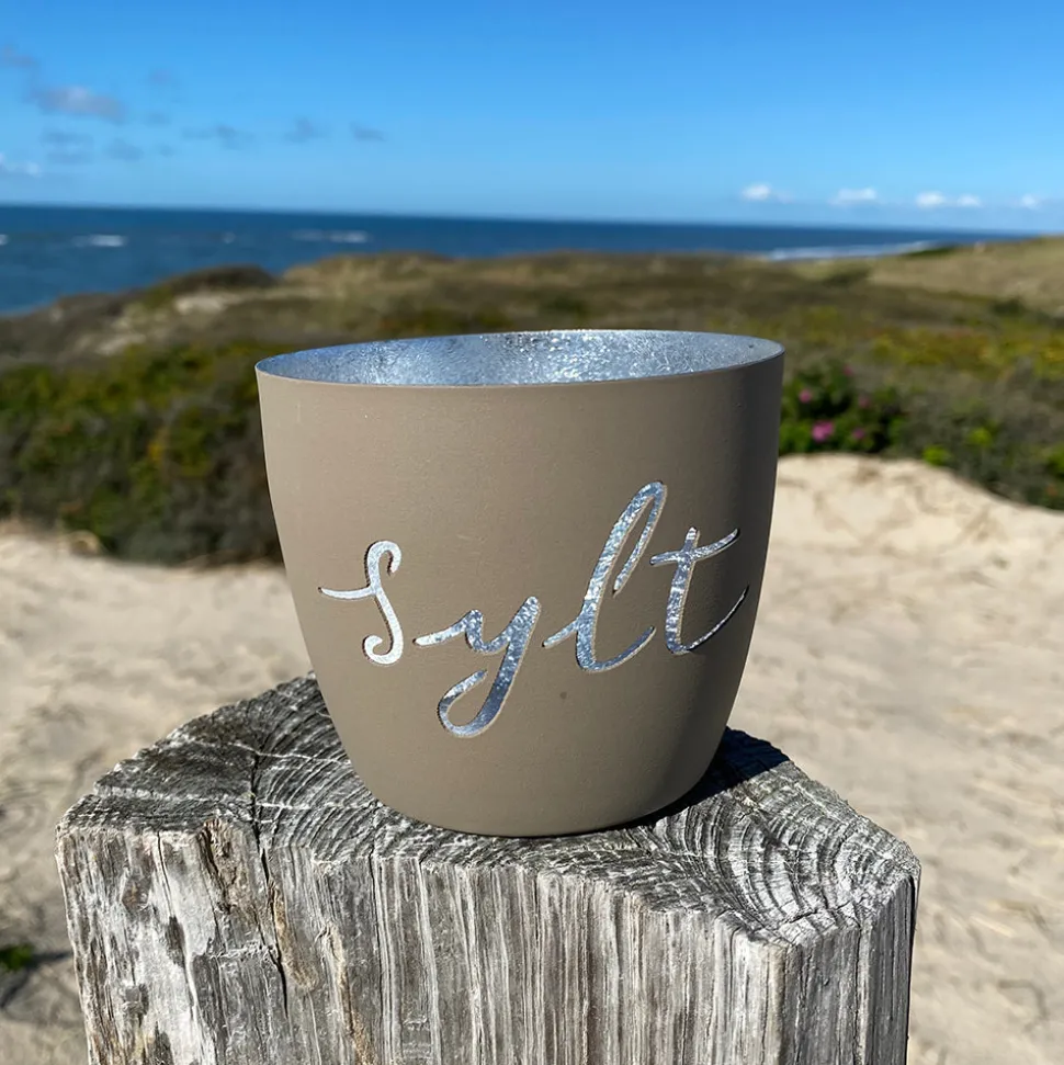 windlicht_im_exklusiven_s_SKUiXWB0EaoJY_0.webp Windlicht im exklusiven Sylt Design Schriftzug Beige Mittel