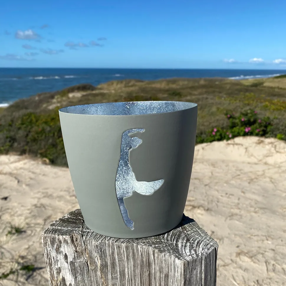windlicht_im_exklusiven_s_SKUsv3OkxaAfg_0.webp Windlicht im exklusiven Sylt Design Silhouette Hellgrau Groß