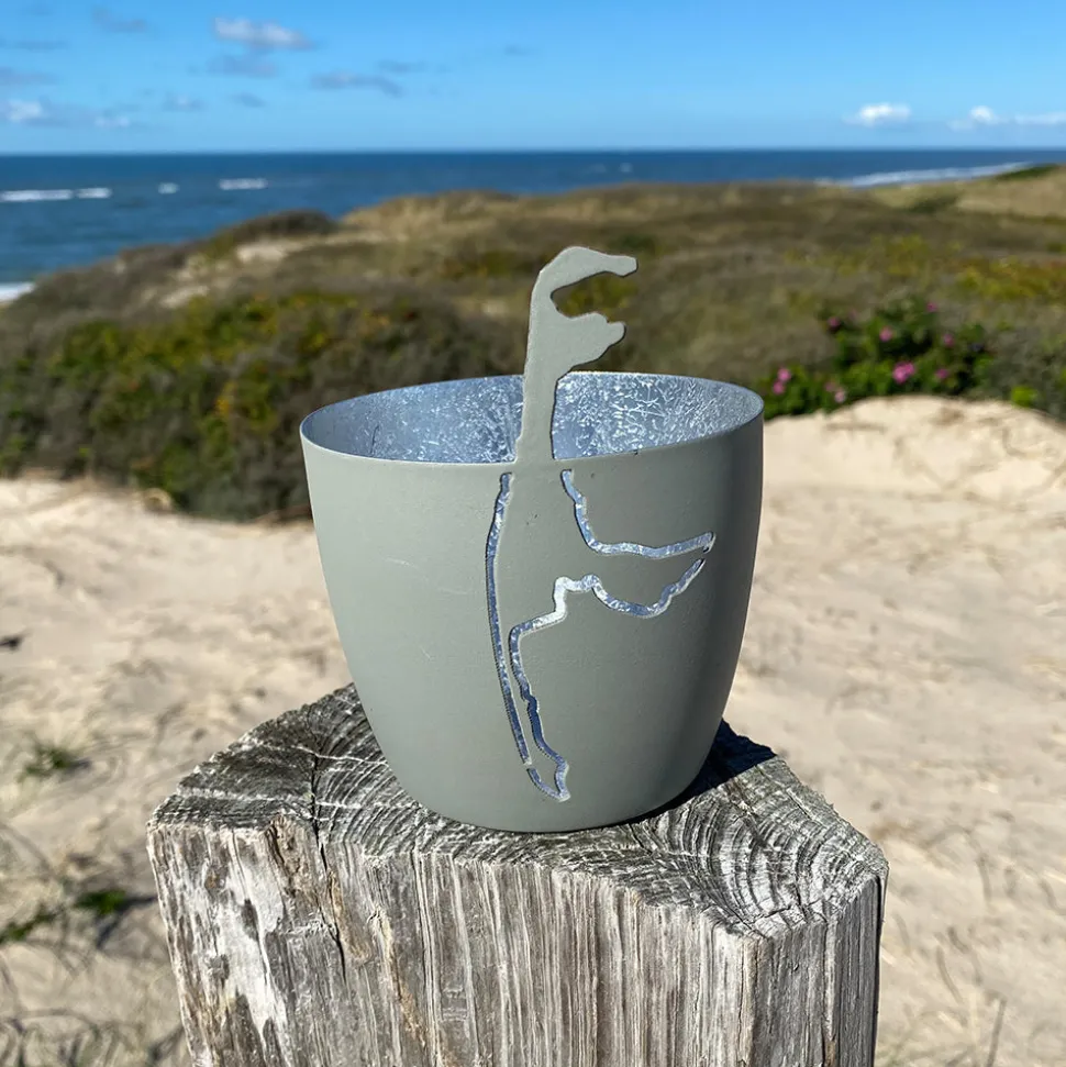windlicht_im_exklusiven_s_SKUw4bEkNbJy0_0.webp Windlicht im exklusiven Sylt Design Insel Hellgrau Mittel
