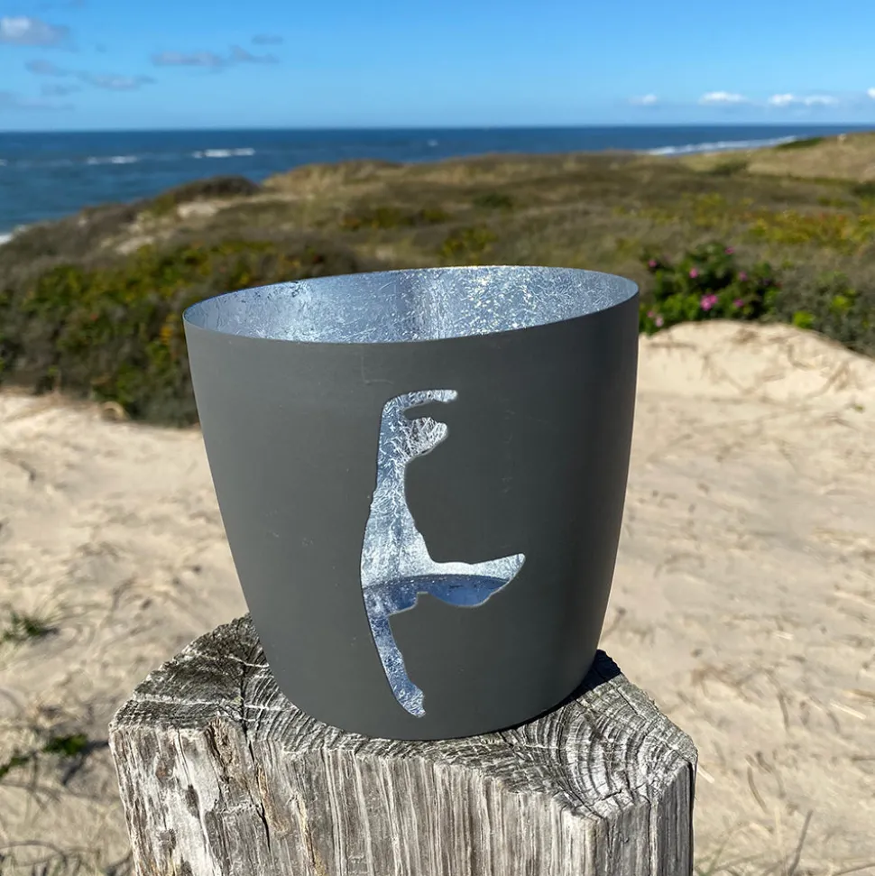 windlicht_im_exklusiven_s_SKUx0lB2hrJb8_0.webp Windlicht im exklusiven Sylt Design Silhouette Dunkelgrau Groß
