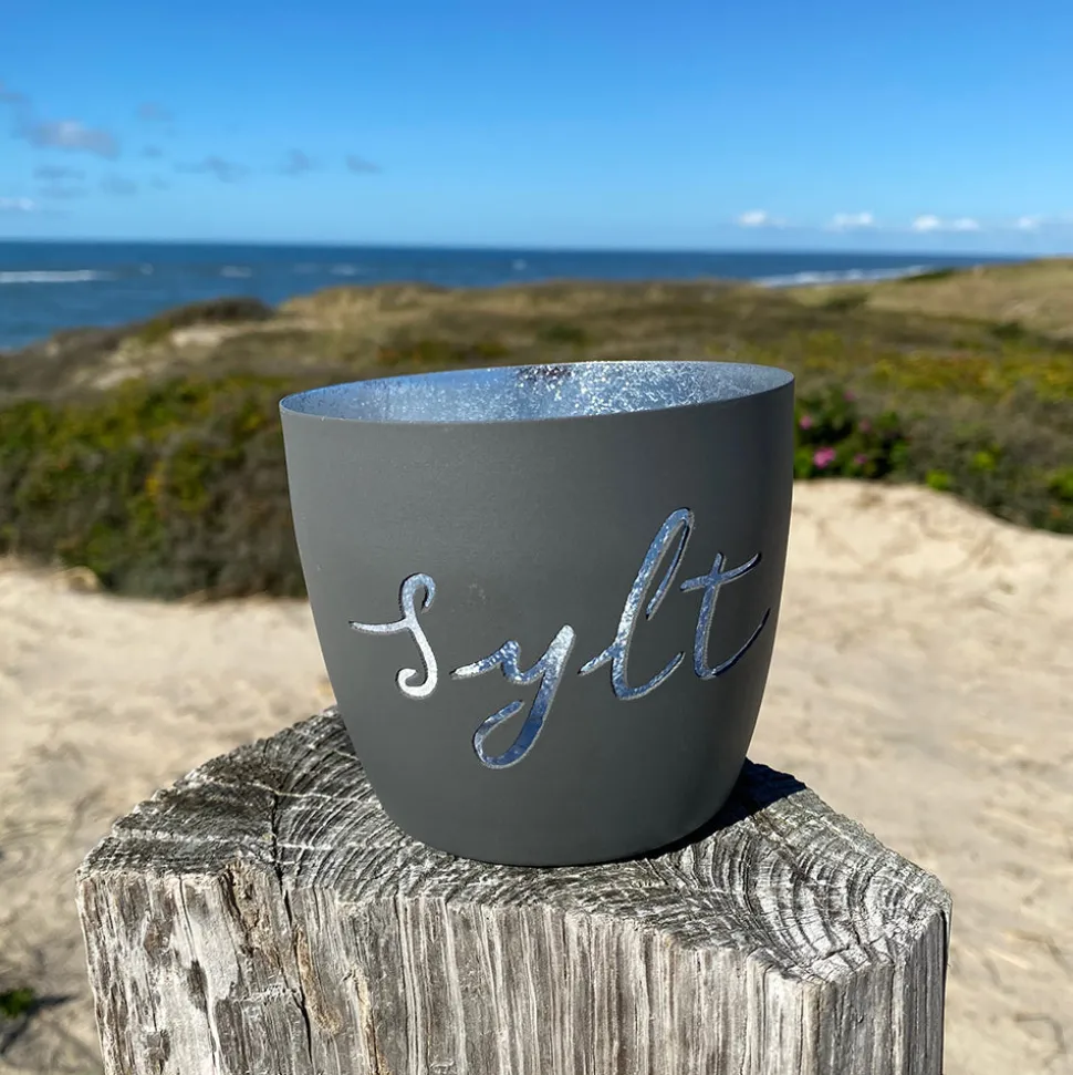 windlicht_im_exklusiven_s_SKUxY0XLpAeuA_0.webp Windlicht im exklusiven Sylt Design Schriftzug Dunkelgrau Mittel