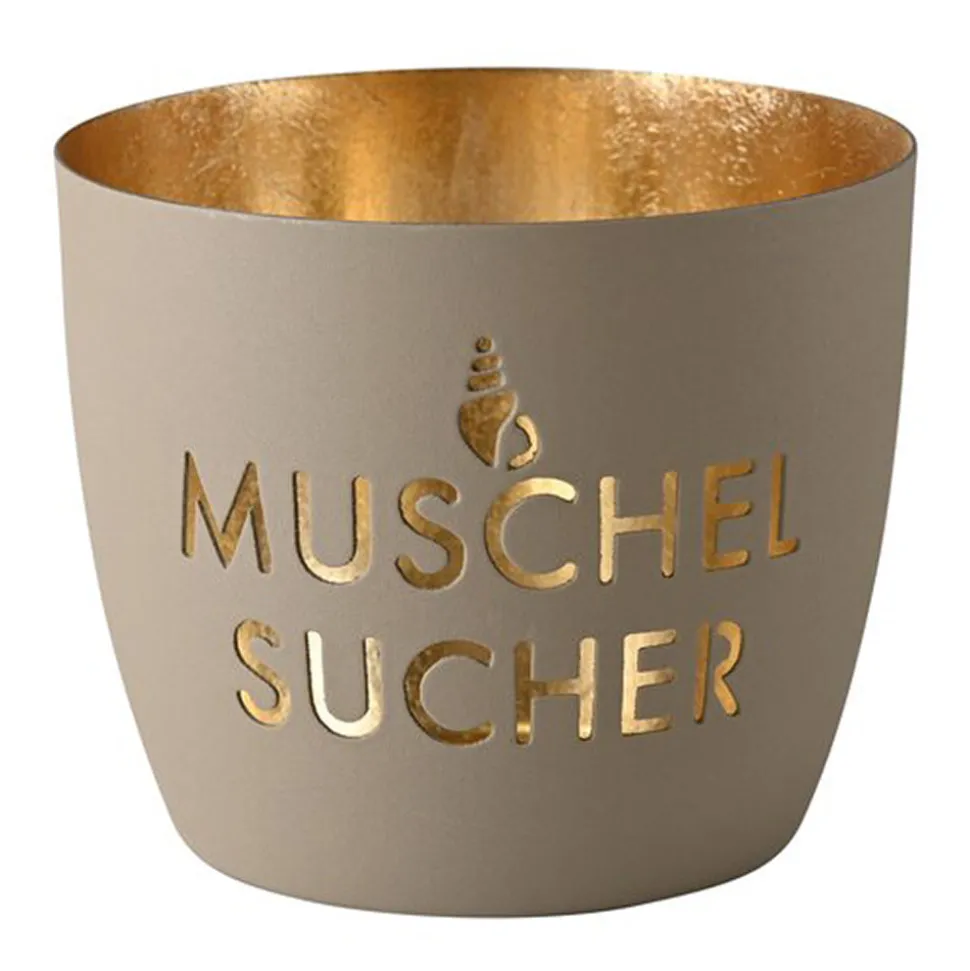 windlicht_madras_muschels_SKUJvCmsMU9t1_0.webp Windlicht Madras Muschelsucher sandstein-goldfarben mittel